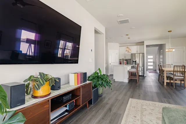 Living area looking toward kitchen at 4905 Trail Ridge Ct, Nashville, TN 37207